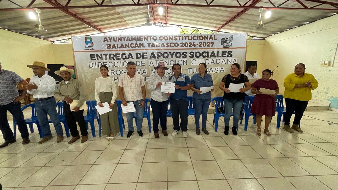 Entregan láminas a familias de la Zona de Los Ríos en Balancán